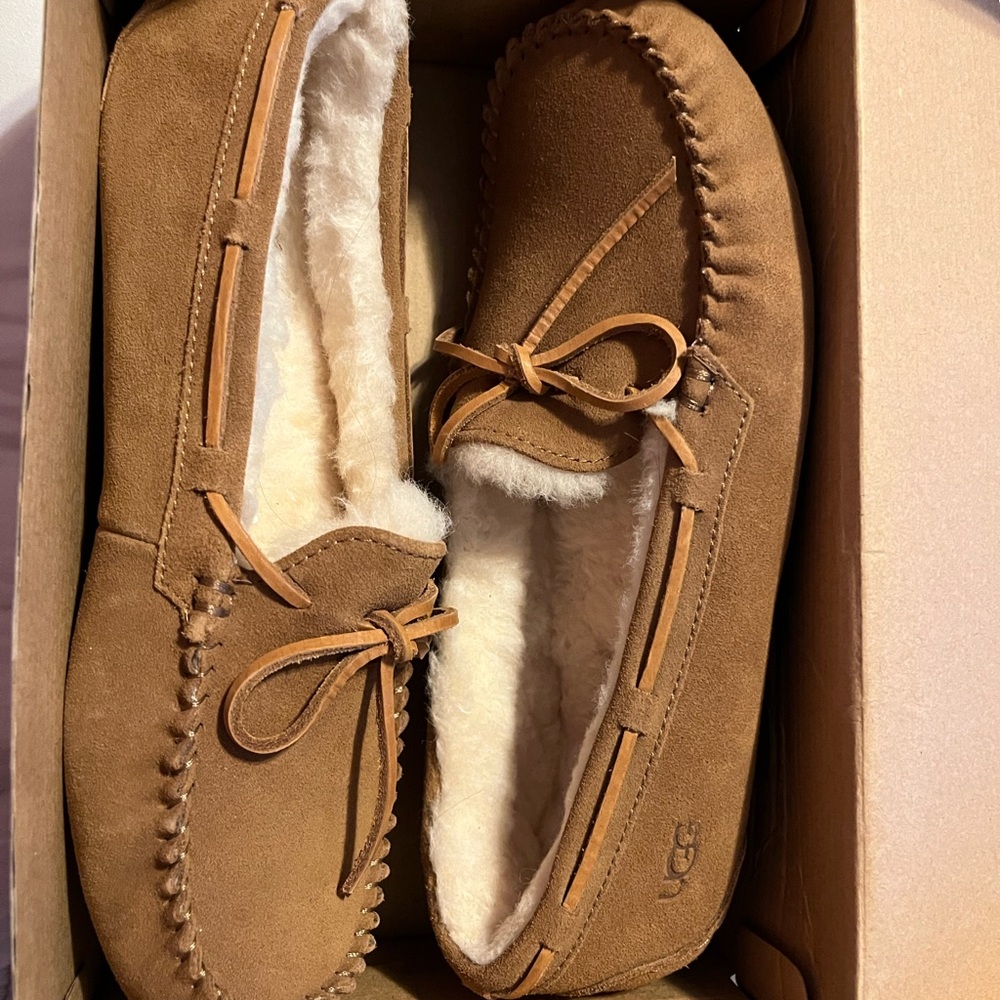 NIB —UGG Men’s Olsen Slipper Size 9 Tan Suede Moccasin Slippers